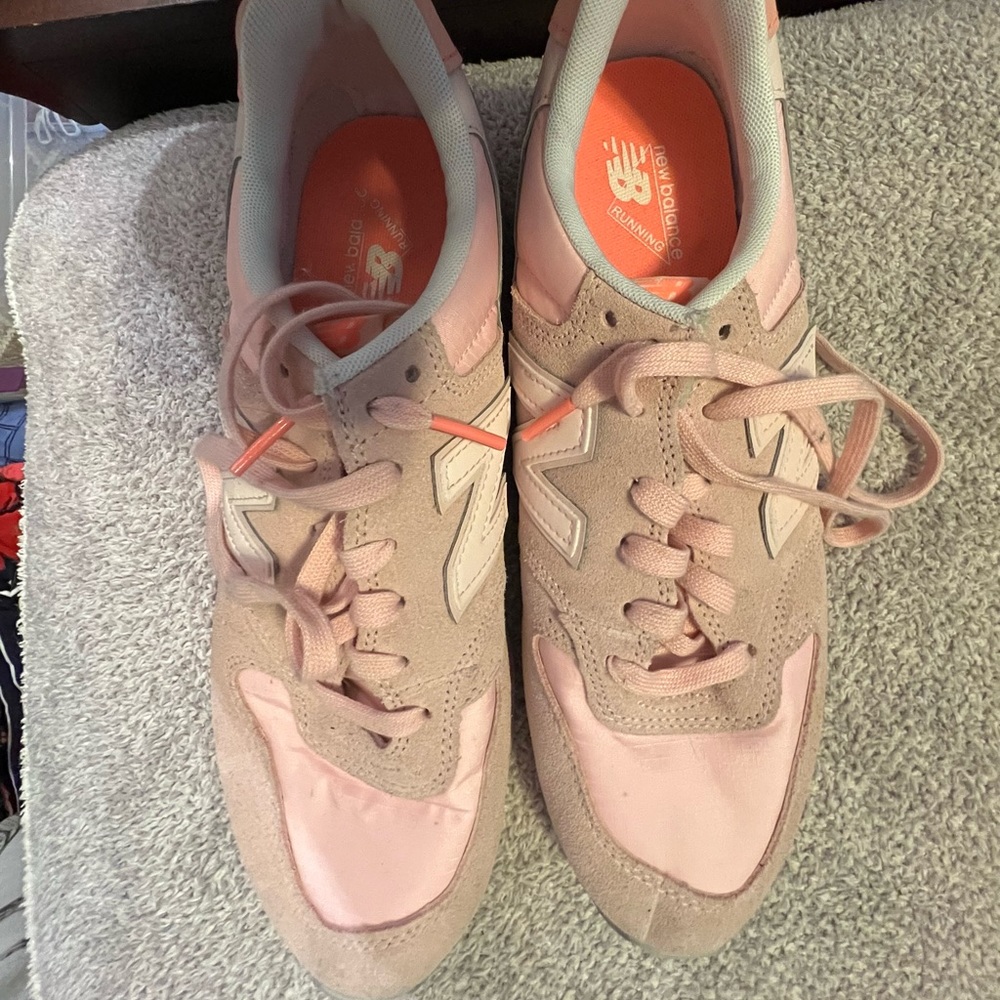 Pink new balance tennis shoes